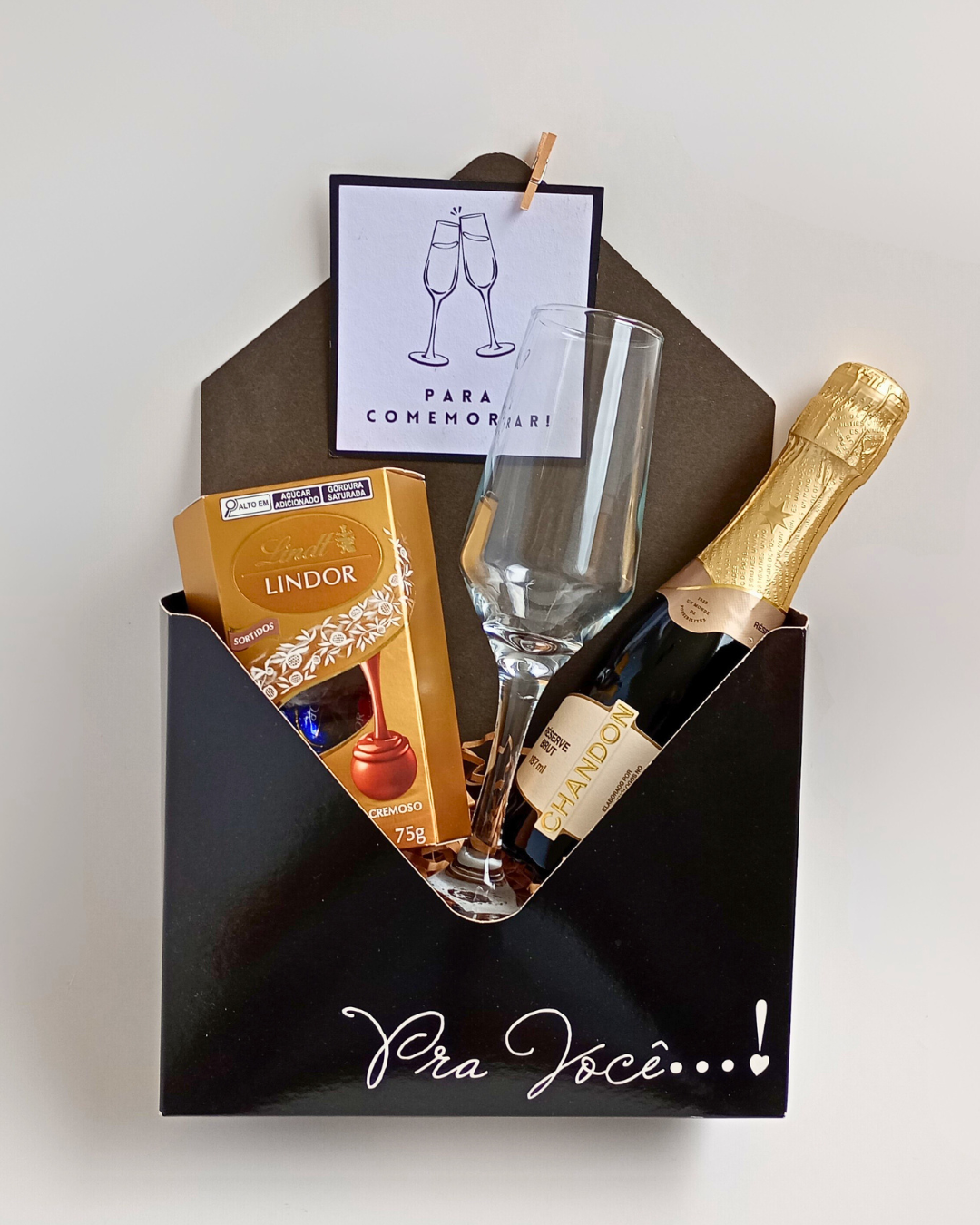 Cesta Envelope com Lindt, Chandon e Taça