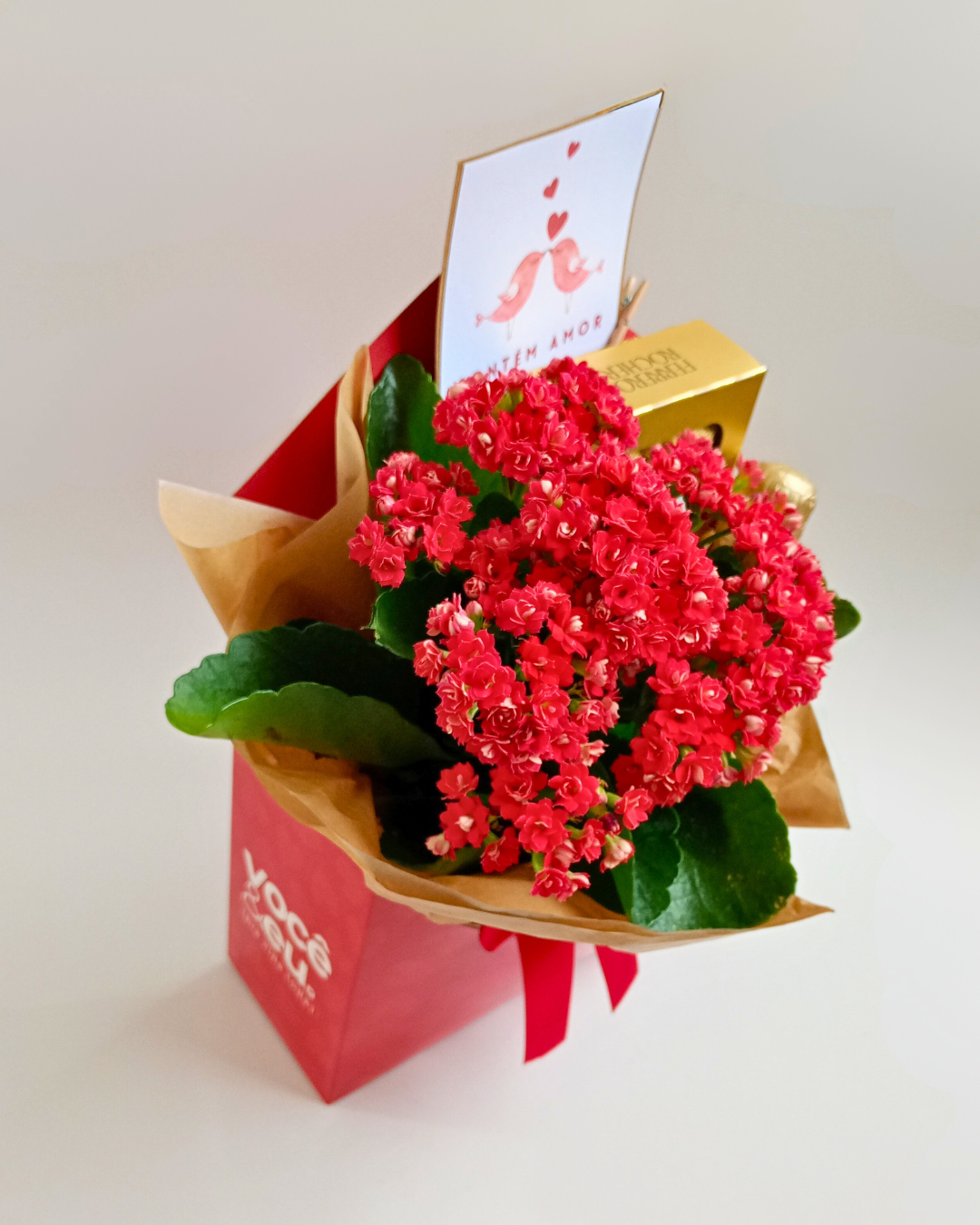 Cesta Envelope com Chandon, Chocolate e Flores