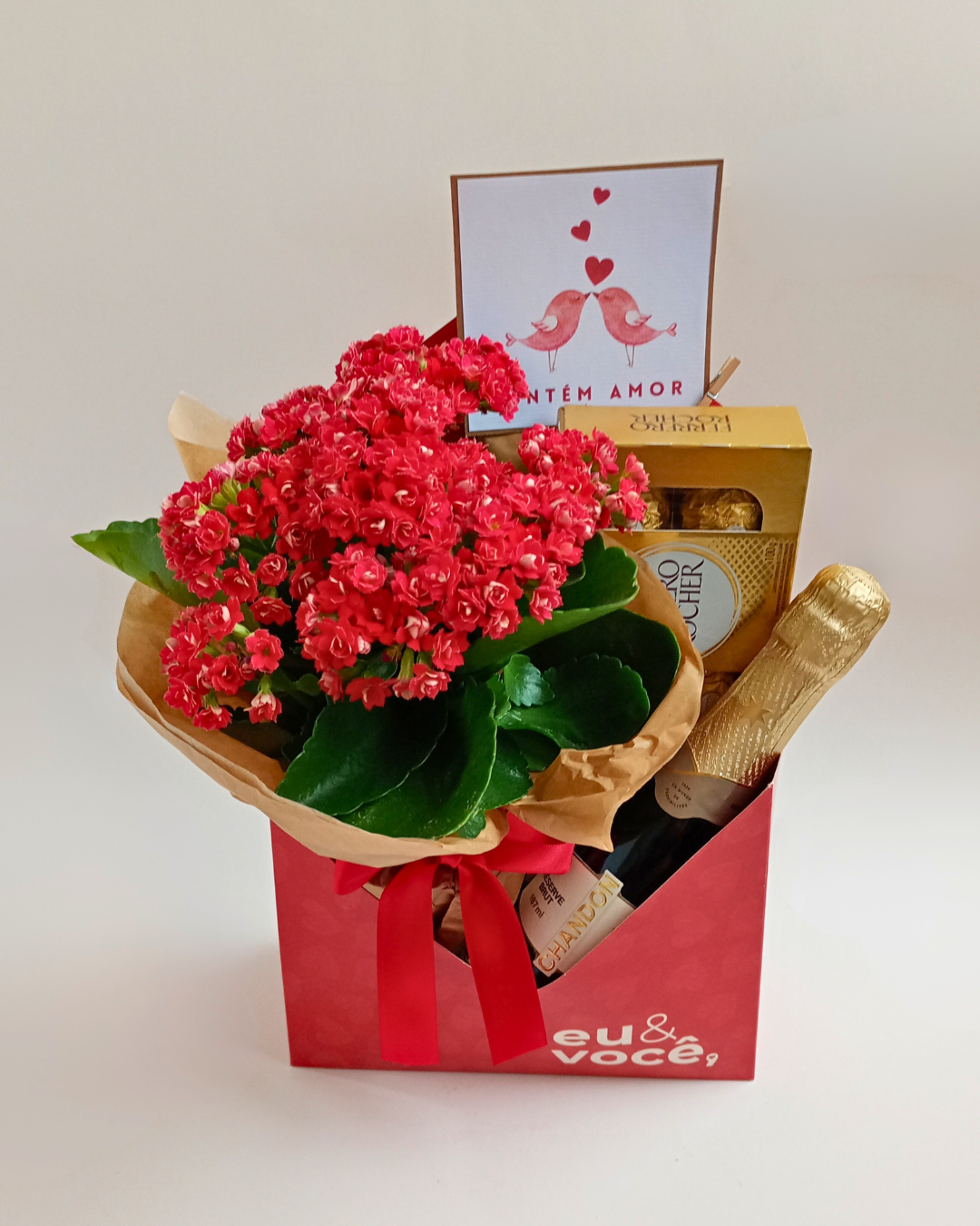 Cesta Envelope com Chandon, Chocolate e Flores