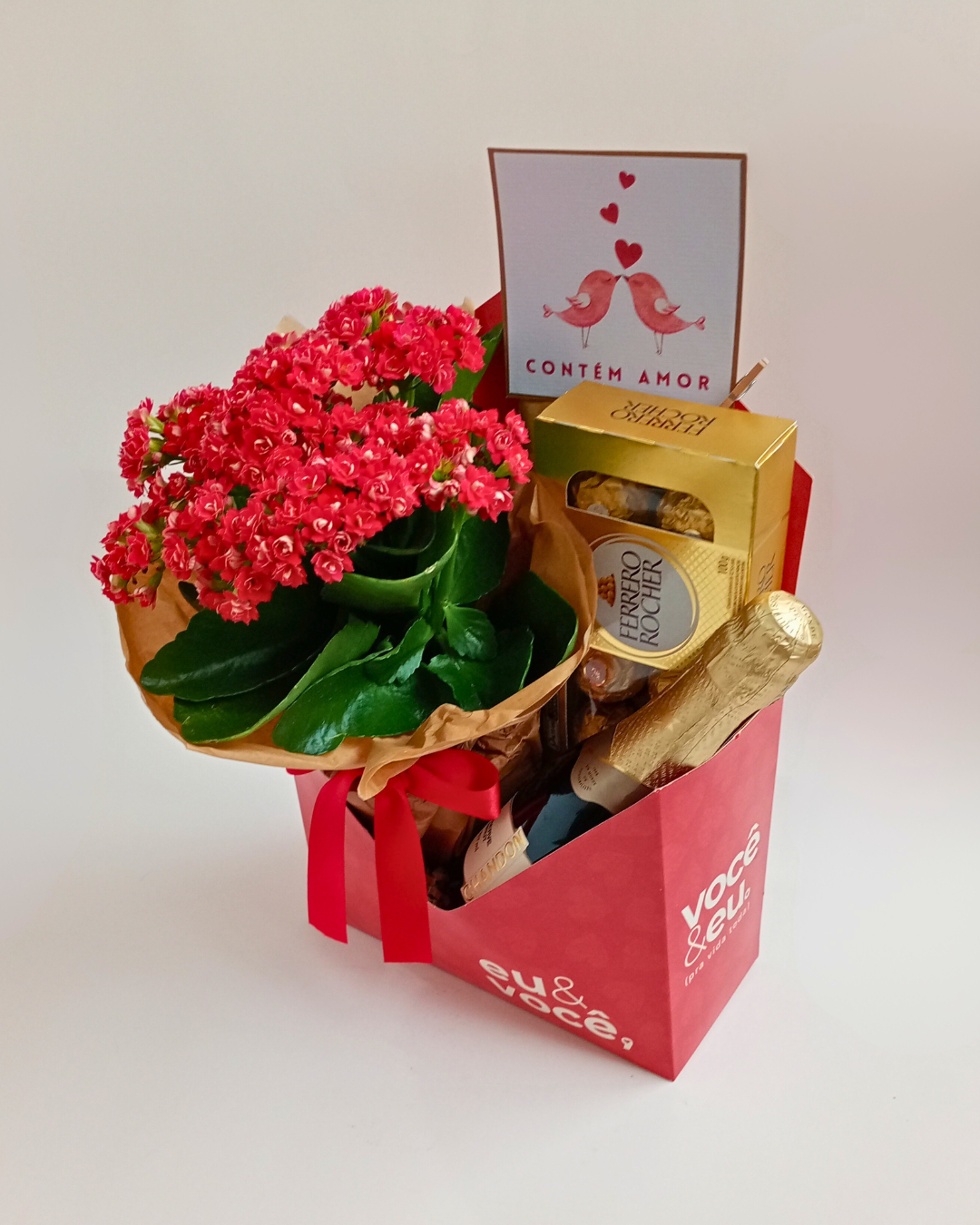 Cesta Envelope com Chandon, Chocolate e Flores